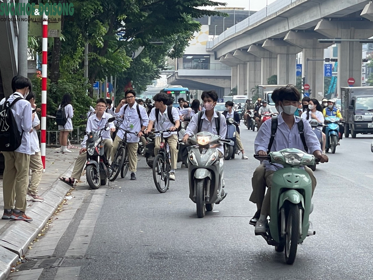 Nhan nhản học sinh vi phạm luật giao thông đầu năm học mới - Ảnh 3.