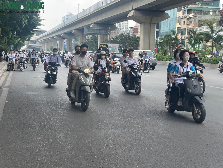 Nhan nhản học sinh vi phạm luật giao thông đầu năm học mới - Ảnh 4.