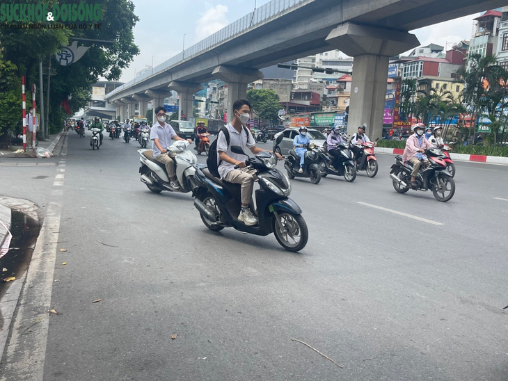 Nhan nhản học sinh vi phạm luật giao thông đầu năm học mới - Ảnh 5.