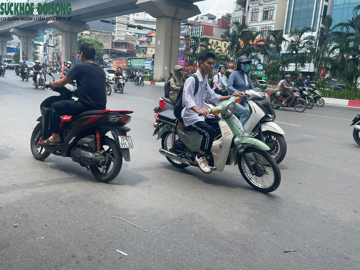 Nhan nhản học sinh vi phạm luật giao thông đầu năm học mới - Ảnh 8.