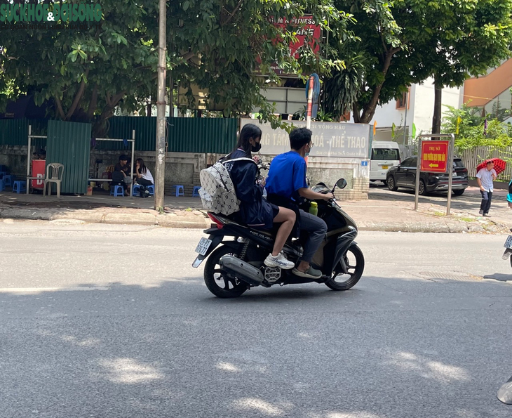 Nhan nhản học sinh vi phạm luật giao thông đầu năm học mới - Ảnh 11.