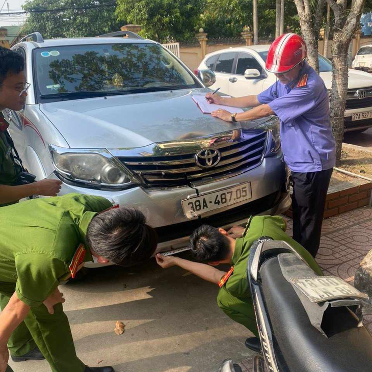 Xích mích trong cuộc rượu, lái xe ô tô tông bạn nhậu nhập viện - Ảnh 2.