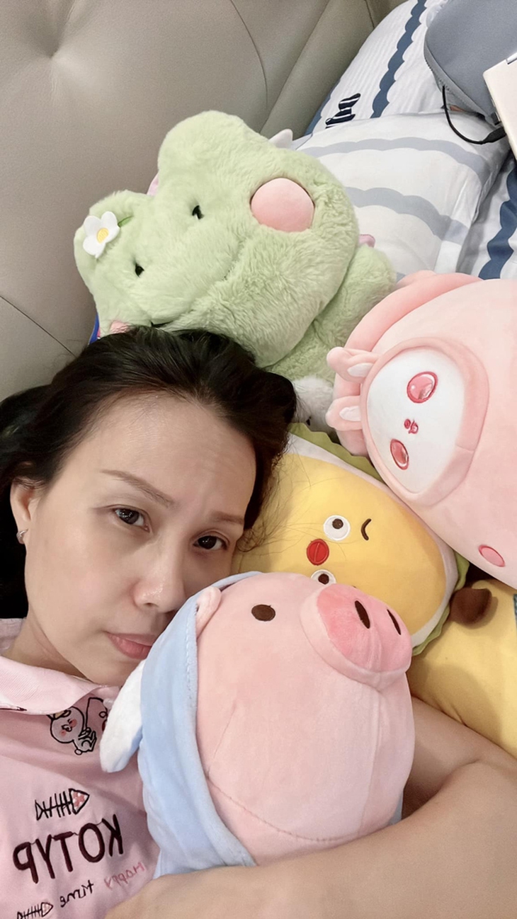 Tuổi 53 của 'chị Tư' Cẩm Ly: Ngoại hình khiến fan xót xa sau cơn bạo bệnh - Ảnh 3. Tuổi 53 của 'chị Tư' Cẩm Ly: Ngoại hình khiến fan xót xa sau cơn bạo bệnh - Ảnh 3.