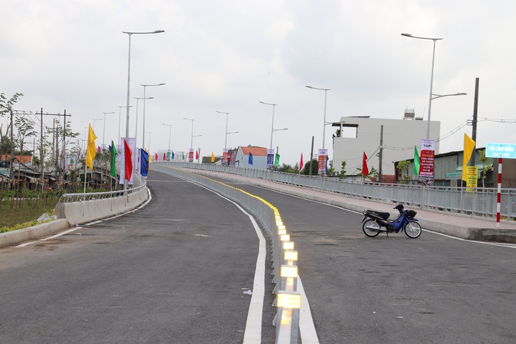 Cận cảnh cầu Long Kiểng sau gần 23 năm xây dựng - Ảnh 3.