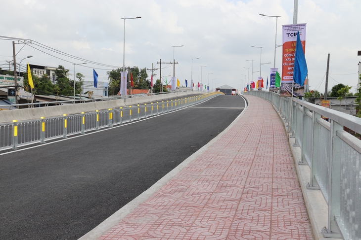 Cận cảnh cầu Long Kiểng sau gần 23 năm xây dựng - Ảnh 1.
