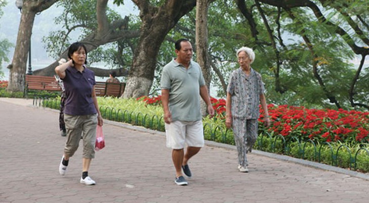 Khi đi bộ cố gắng ngẩng cao đầu ưỡn ngực, thả lỏng toàn thân và hai vai, điều này sẽ giúp cho bảy kinh tám mạch trong cơ thể thuận theo sự vận hành của cơ thể. Ảnh minh họa