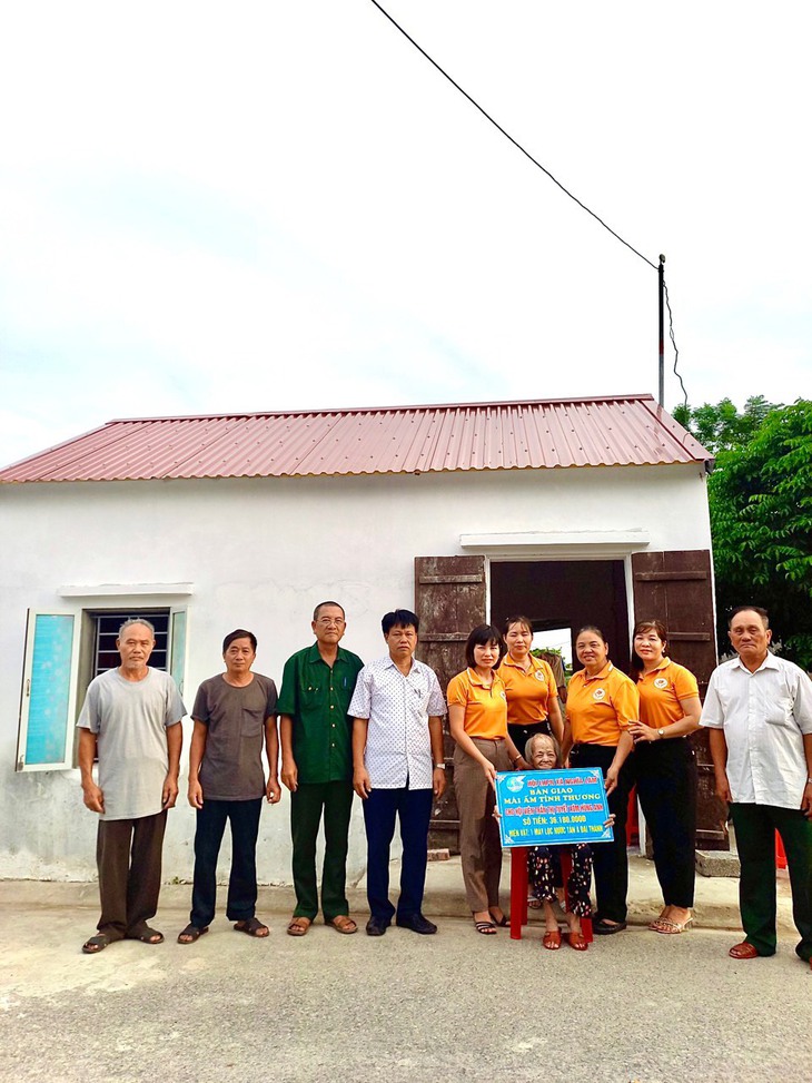 Ước mơ của người phụ nữ “đầu gối quá tai” thành hiện thực khi có nơi ở mới tốt hơn - Ảnh 3.