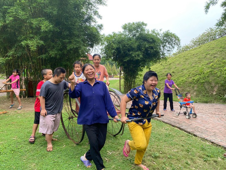Khi những bông hoa đậu biếc nở trong khu vườn của Mái ấm Thánh Tâm - Ảnh 2.