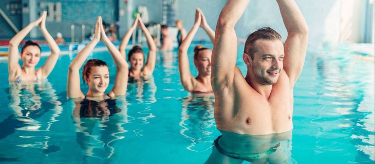 5 tư thế yoga dưới nước giải tỏa căng thẳng, tăng cường sức khỏe mỗi ngày - Ảnh 2.