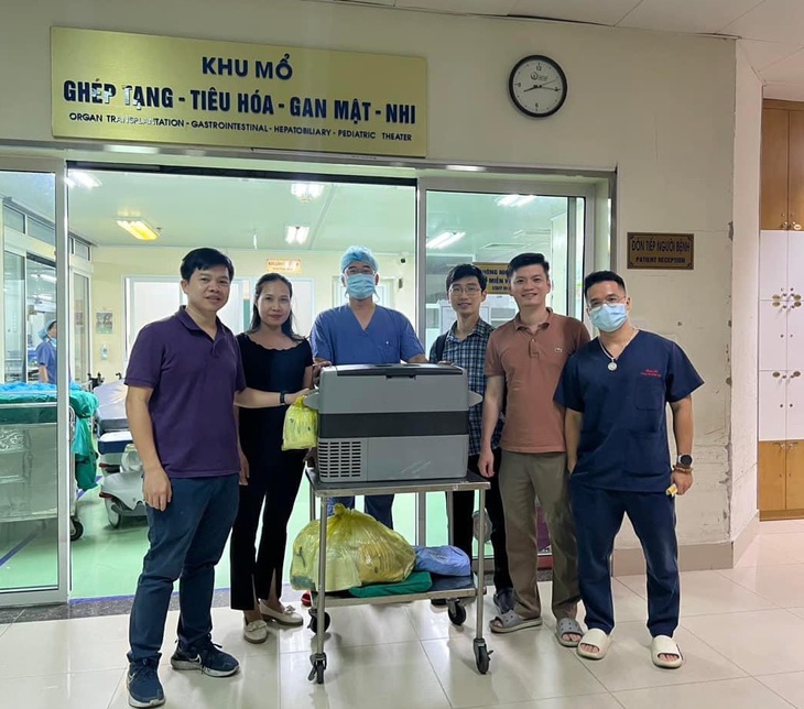 Chuyến bay lùi giờ cất cánh để kịp thời đưa lá gan từ Vinh ra Hà Nội cứu người - Ảnh 3.
