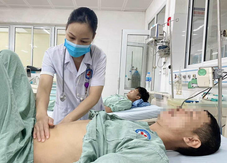 Cứu sống người đàn ông bị tắc ruột, viêm ruột hoại tử do nghiện rượu - Ảnh 1. Cứu sống người đàn ông bị tắc ruột, viêm ruột hoại tử do nghiện rượu - Ảnh 1.