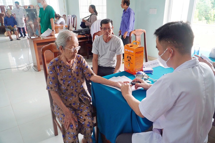 Người cao tuổi miền núi được khám sàng lọc và lập hồ sơ quản lý sức khỏe- Ảnh 2.