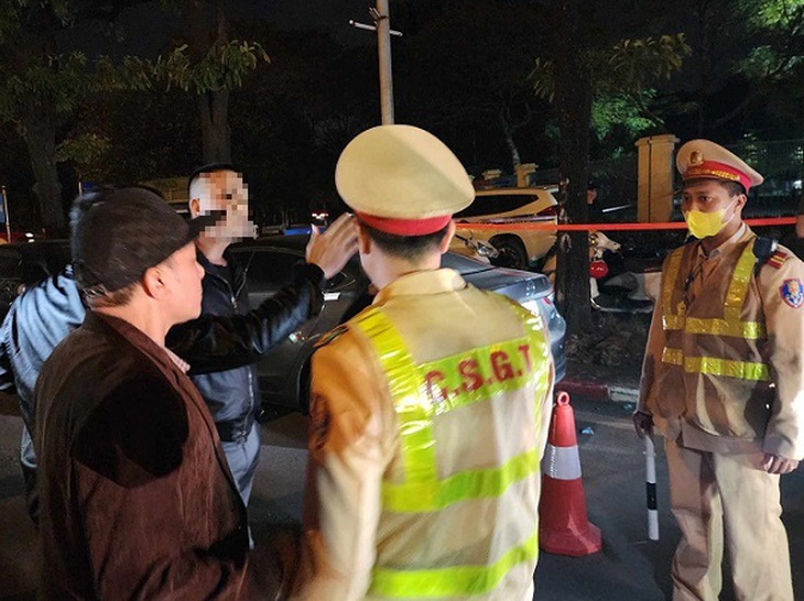 Tạm giữ phương tiện lái xe tự nhận 'tâm thần' vi phạm nồng độ cồn vượt mức kịch khung- Ảnh 3.