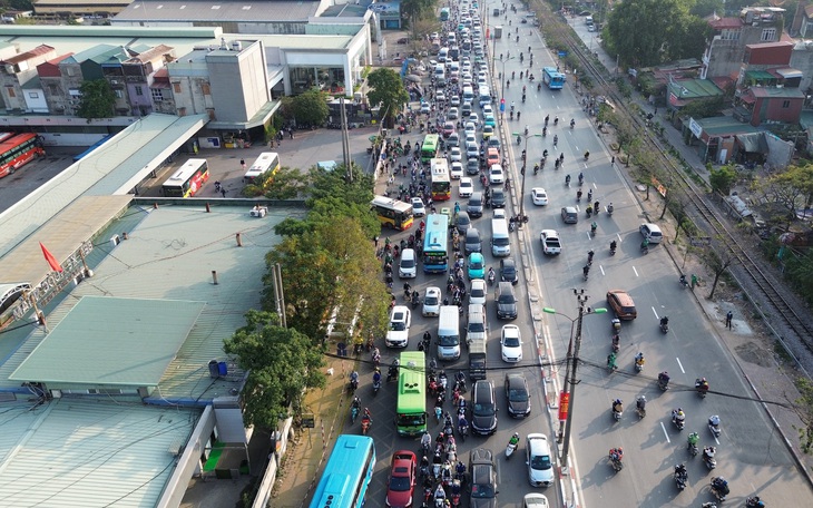 Kết thúc kỳ nghỉ Tết, giao thông cửa ngõ Thủ đô "tăng nhiệt"