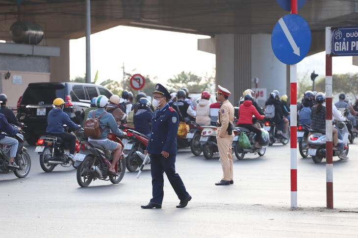 Kết thúc kỳ nghỉ Tết, giao thông cửa ngõ Thủ đô 'tăng nhiệt'- Ảnh 12.