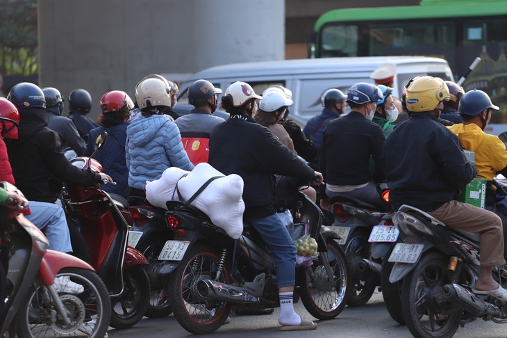 Kết thúc kỳ nghỉ Tết, giao thông cửa ngõ Thủ đô 'tăng nhiệt'- Ảnh 10.