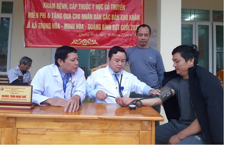 Khám, phát thuốc miễn phí cho người dân miền núi- Ảnh 1.