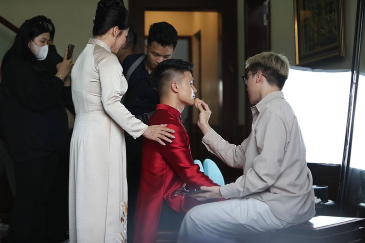 Quang Hải đi xe dâu hơn 10 tỷ trong lễ ăn hỏi với Thanh Huyền- Ảnh 1. Quang Hải đi xe dâu hơn 10 tỷ trong lễ ăn hỏi với Thanh Huyền- Ảnh 1.