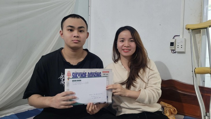 Nam sinh mất một chân vì bệnh tật đón nhận tình cảm của bạn đọc Báo Sức khỏe và Đời sống- Ảnh 1.