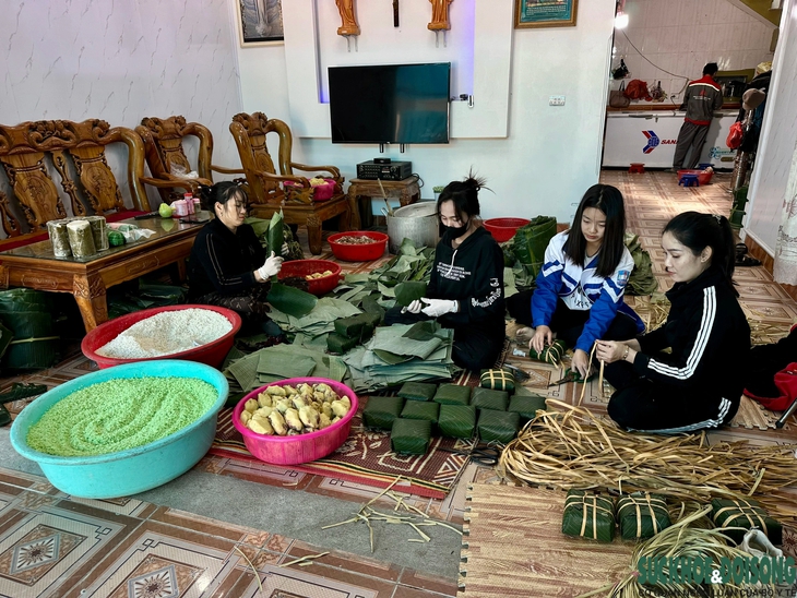 Choáng với ngôi làng gói bánh chưng 'thần tốc' chỉ 30 giây xong 1 cái- Ảnh 1.
