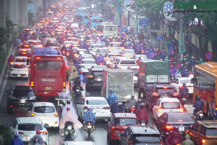 Mưa rét tràn về, nhiều ngả đường Hà Nội ùn tắc - Ảnh 1.