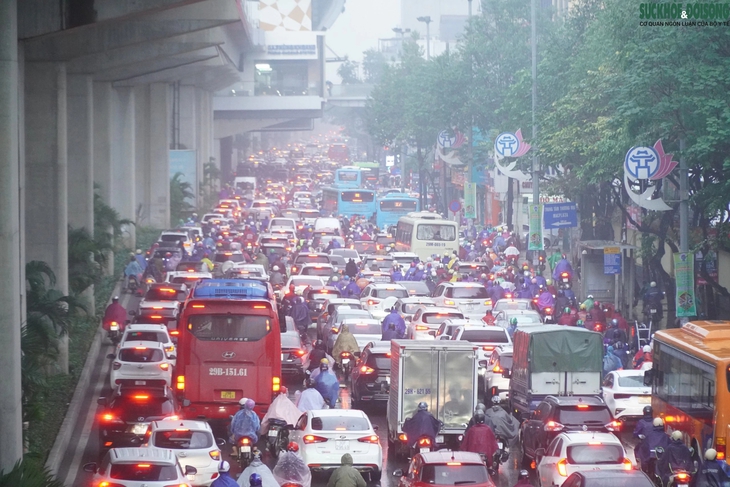 Mưa rét tràn về, nhiều ngả đường Hà Nội ùn tắc - Ảnh 2.