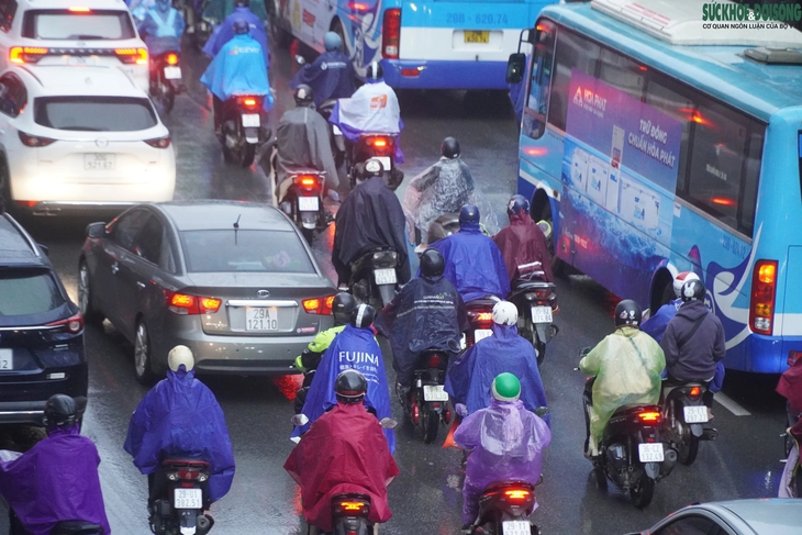 Mưa rét tràn về, nhiều ngả đường Hà Nội ùn tắc - Ảnh 3.