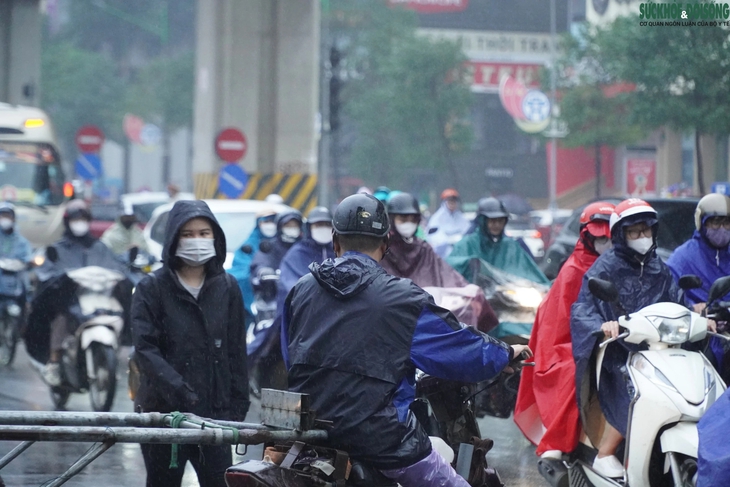 Mưa rét tràn về, nhiều ngả đường Hà Nội ùn tắc - Ảnh 4.