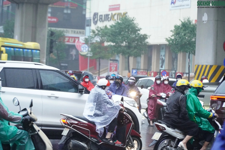 Mưa rét tràn về, nhiều ngả đường Hà Nội ùn tắc - Ảnh 5.