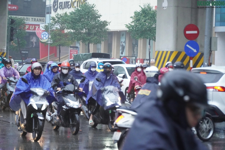 Mưa rét tràn về, nhiều ngả đường Hà Nội ùn tắc - Ảnh 6.