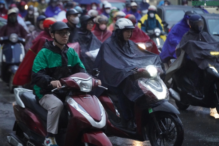 Mưa rét tràn về, nhiều ngả đường Hà Nội ùn tắc - Ảnh 7.