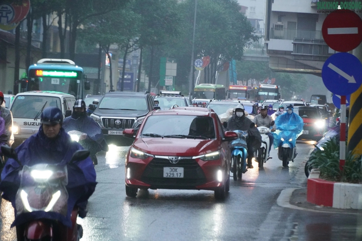 Mưa rét tràn về, nhiều ngả đường Hà Nội ùn tắc - Ảnh 8.