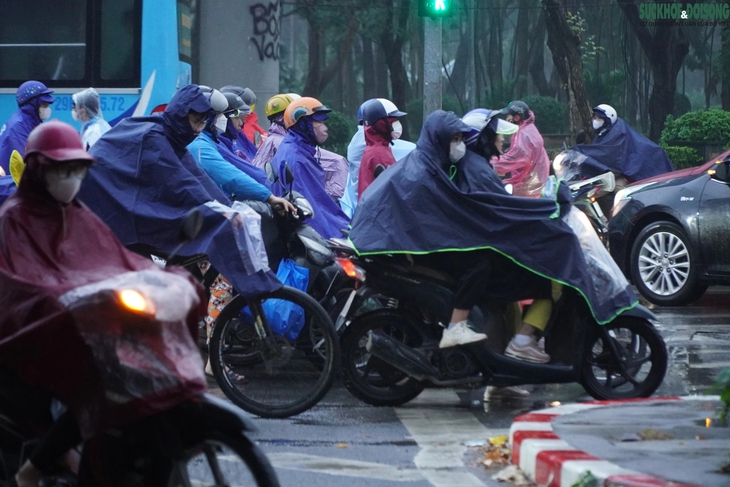 Mưa rét tràn về, nhiều ngả đường Hà Nội ùn tắc - Ảnh 9.