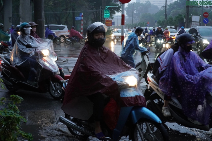 Mưa rét tràn về, nhiều ngả đường Hà Nội ùn tắc - Ảnh 10.