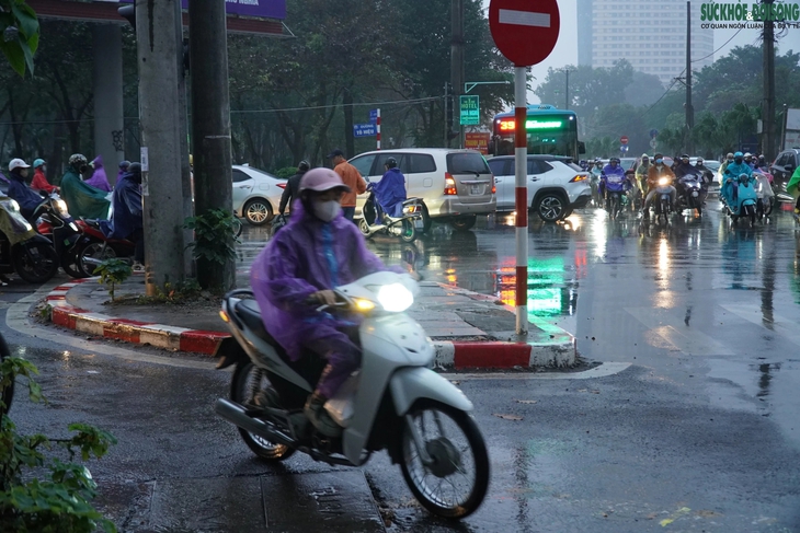 Mưa rét tràn về, nhiều ngả đường Hà Nội ùn tắc - Ảnh 11.