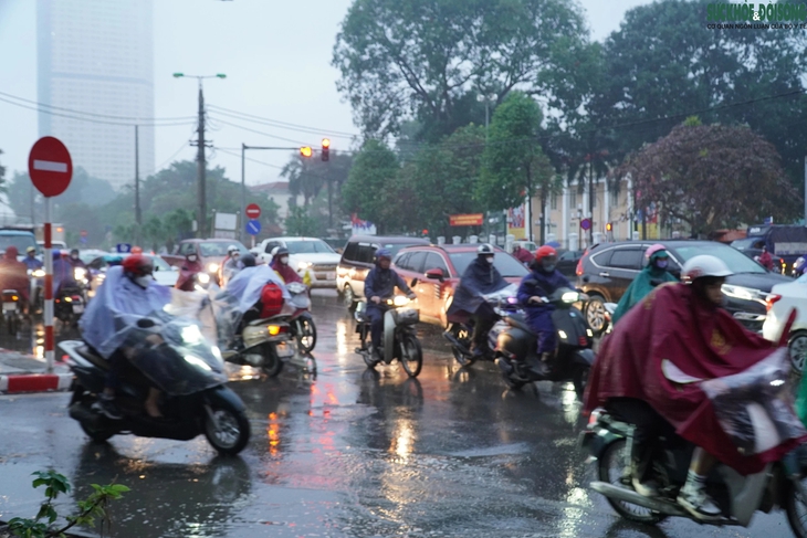 Mưa rét tràn về, nhiều ngả đường Hà Nội ùn tắc - Ảnh 12.