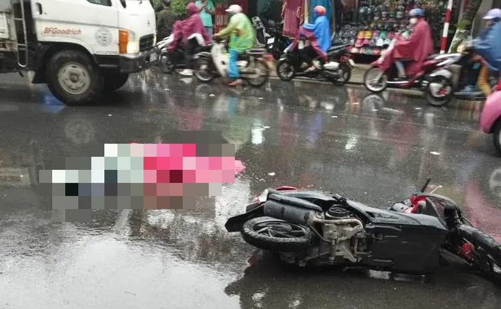 Va chạm với ô tô tải, người phụ nữ 41 tuổi tử vong- Ảnh 1. Va chạm với ô tô tải, người phụ nữ 41 tuổi tử vong- Ảnh 1.