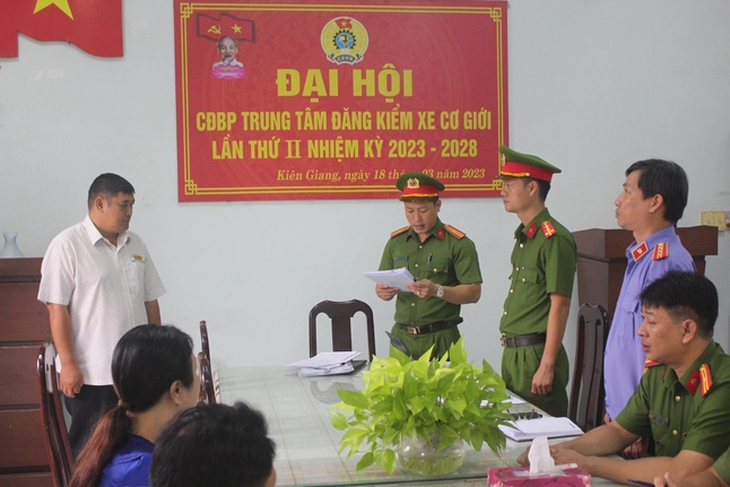 Bắt Giám đốc Trung tâm đăng kiểm Kiên Giang vì nhận hối lộ- Ảnh 1.
