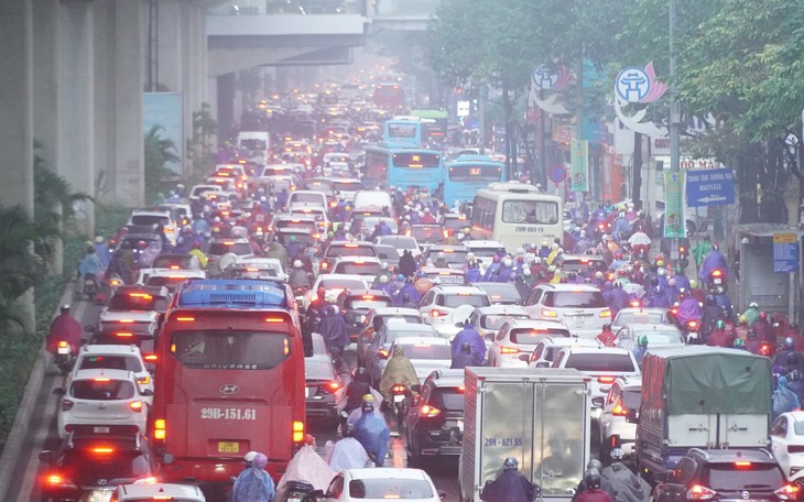 Mưa rét tràn về, nhiều ngả đường Hà Nội ùn tắc
