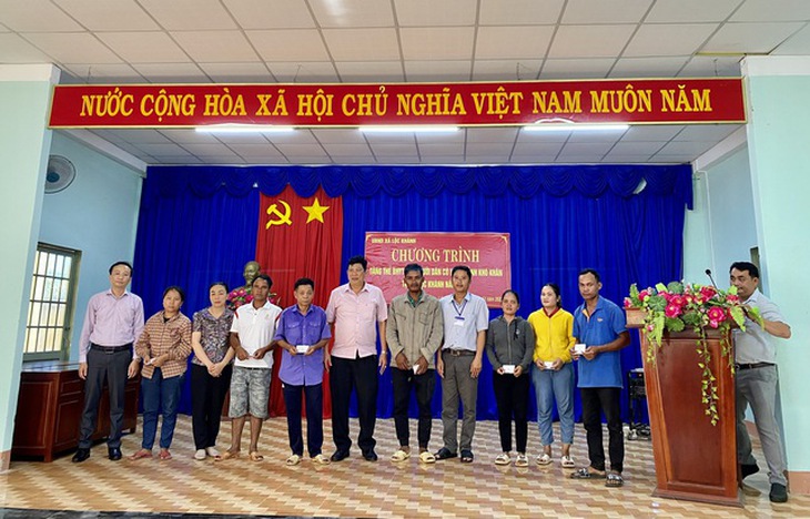 Hơn 22 tỷ đồng dành tặng sổ BHXH, thẻ BHYT, mang Tết ấm cho người nghèo- Ảnh 1.