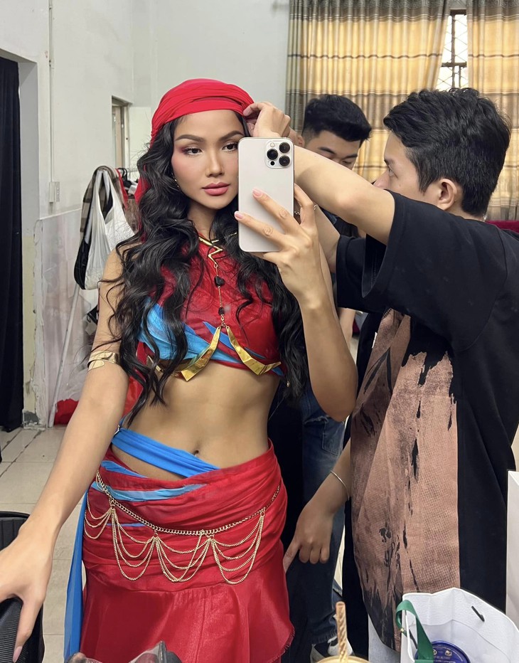 Ồn ào khiến H’Hen Niê mất fan sau show 'Chị đẹp đạp gió rẽ sóng'- Ảnh 4. Ồn ào khiến H’Hen Niê mất fan sau show 'Chị đẹp đạp gió rẽ sóng'- Ảnh 4.