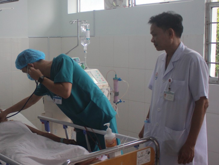 Nhập viện sau những chén rượu 'bạt mạng', bác sĩ chỉ cách phòng ngộ độc rượu cần biết- Ảnh 2.
