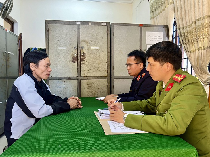Con trai vừa ra tù dùng dao cứa nhiều nhát vào người bố- Ảnh 1.