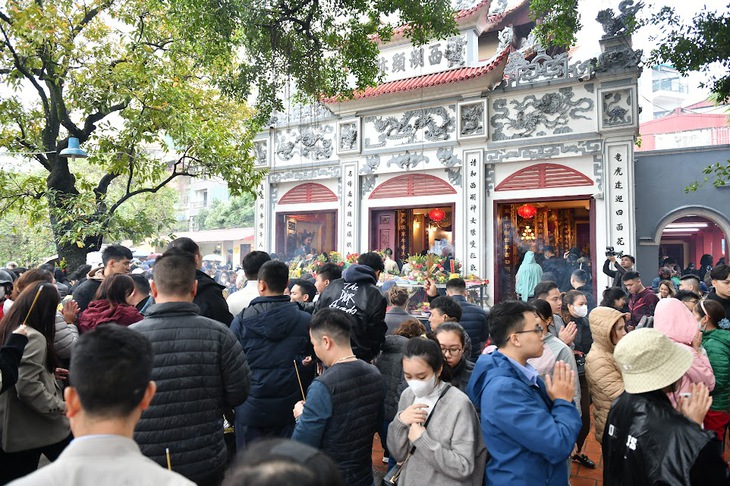 Người dân đội mưa rét đi lễ Phủ Tây Hồ trong ngày mùng 1 tháng Chạp- Ảnh 1. Người dân đội mưa rét đi lễ Phủ Tây Hồ trong ngày mùng 1 tháng Chạp- Ảnh 1.