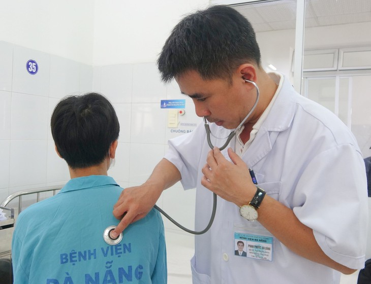 Cứu sống thanh niên bị đứt rời phế quản- Ảnh 1.