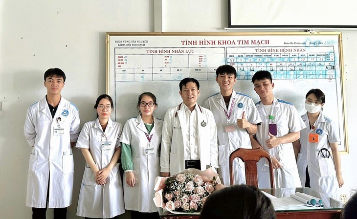Từ vùng quê nghèo đến sứ mệnh trở thành bác sĩ giúp người- Ảnh 1. Từ vùng quê nghèo đến sứ mệnh trở thành bác sĩ giúp người- Ảnh 1.
