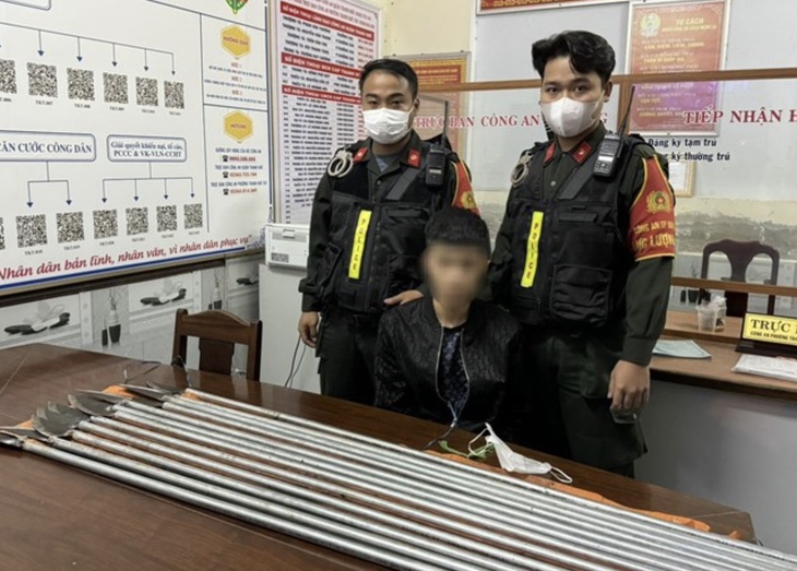 Bắt thanh niên mang 12 cây dao phóng lợn chuẩn bị đi đánh nhau- Ảnh 1.