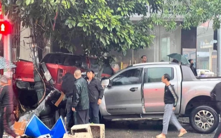 Xe ô tô bán tải gây tai nạn khiến 3 người tử vong  