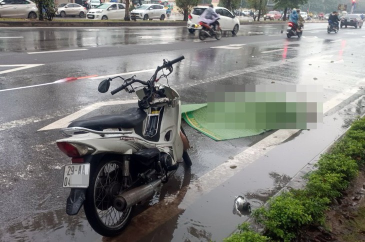 Hà Nội: Va chạm với xe ba bánh tự chế chở sắt thép, người đi xe máy tử vong tại chỗ- Ảnh 2.