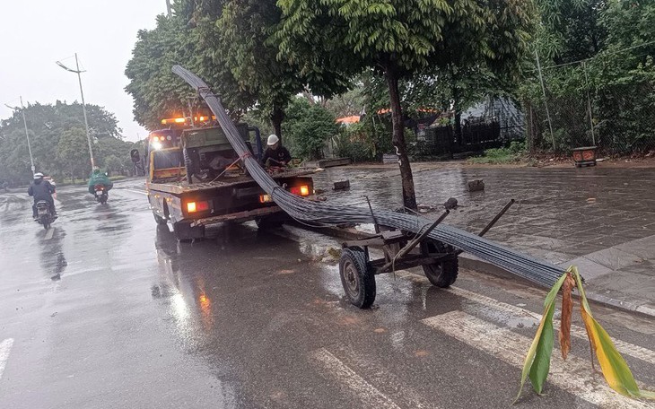Hà Nội: Va chạm với xe ba bánh tự chế chở sắt thép, người đi xe máy tử vong tại chỗ
